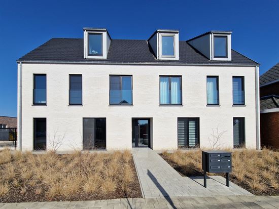 Nieuwbouw gelijkvloers appartement, 2 slpk, terras + tuin, garagebox + staanplaats.