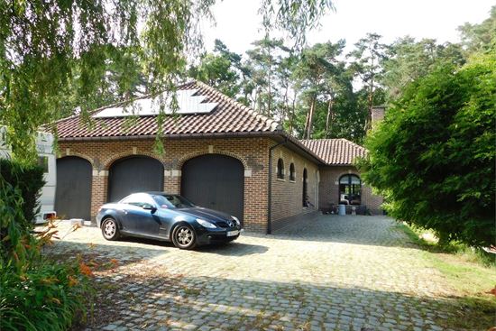 Rustig gelegen villa, 4 slks, 3voudige inpandige garage, kelder en kruipkelder.