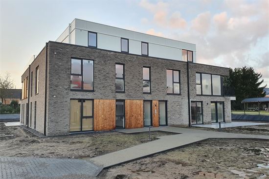 Nieuwbouw gelijkvloers 2slk app 100m² met mooie tuin, parking en kelderberging