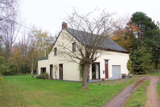 IN OPTIE! Prachtig omkaderde woning, temidden van het groen op 87 are grond.