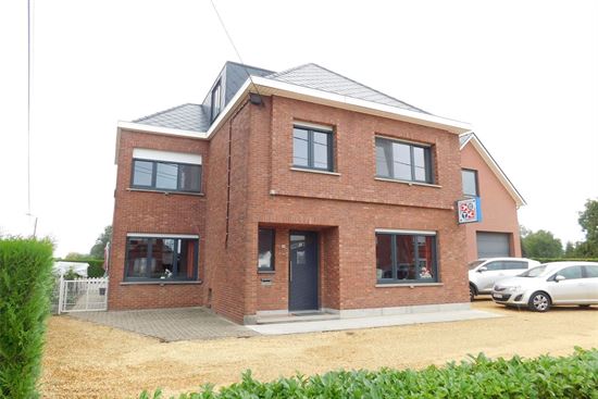 Ruime woning met 5 slaapkamers en groot magazijn 140m².