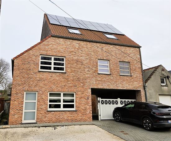 Zeer ruime woning, 3 tot 5 slaapkamers, 2 badkamers, volledig vernieuwd met ruim bijgebouw