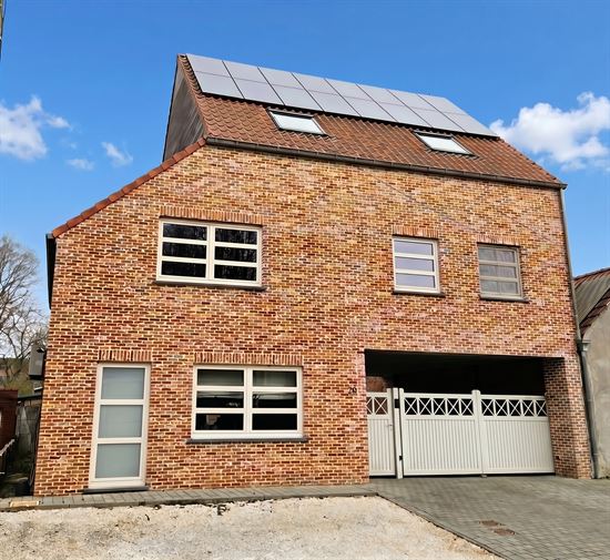 Zeer ruime woning, 4 tot 5 slaapkamers, 2 badkamers, volledig vernieuwd met ruim bijgebouw
