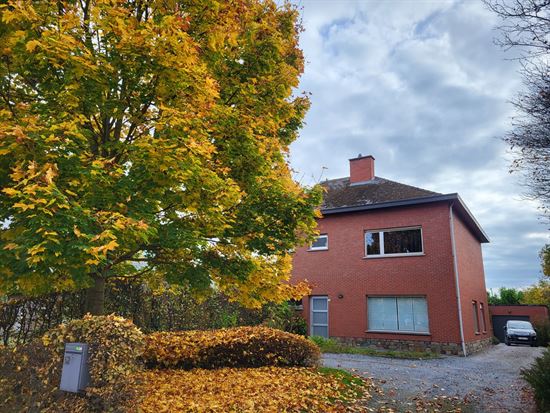 Instapklare gezinswoning, grote slaapkamers, nieuwe keuken en badkamer met zuidgerichte tuin en garage