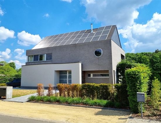 Prachtige villa woning, 5 slks, rustig gelegen met zonnige, diepe tuin voorzien van zwembad en poolhouse.