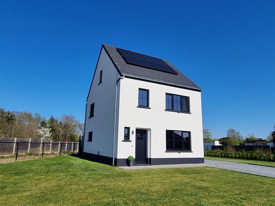 Totaal vernieuwde woning, 3 ruime slaapkamers op een mooi perceel van 8a71ca
