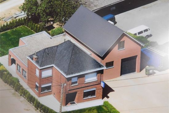 Ruime woning met 5 slaapkamers en groot magazijn 140m².