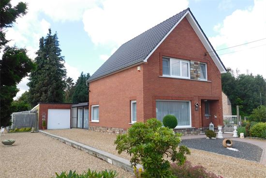 Rustig gelegen woning, 3 slks met bureaukamer, nieuw dak en ramen op 10a 33ca.