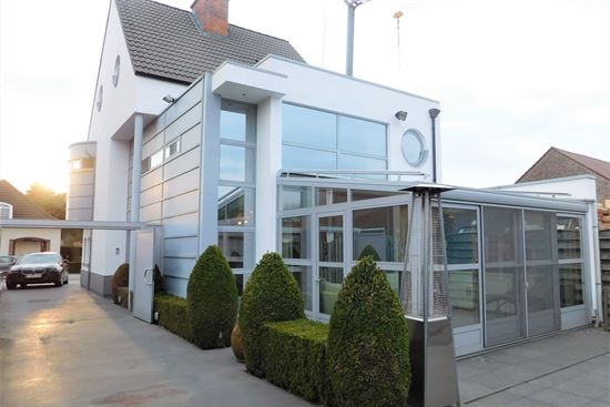 Luxe op en top! Zeer kwalitatieve woning, 4 slks, 2 bdks en zwembad