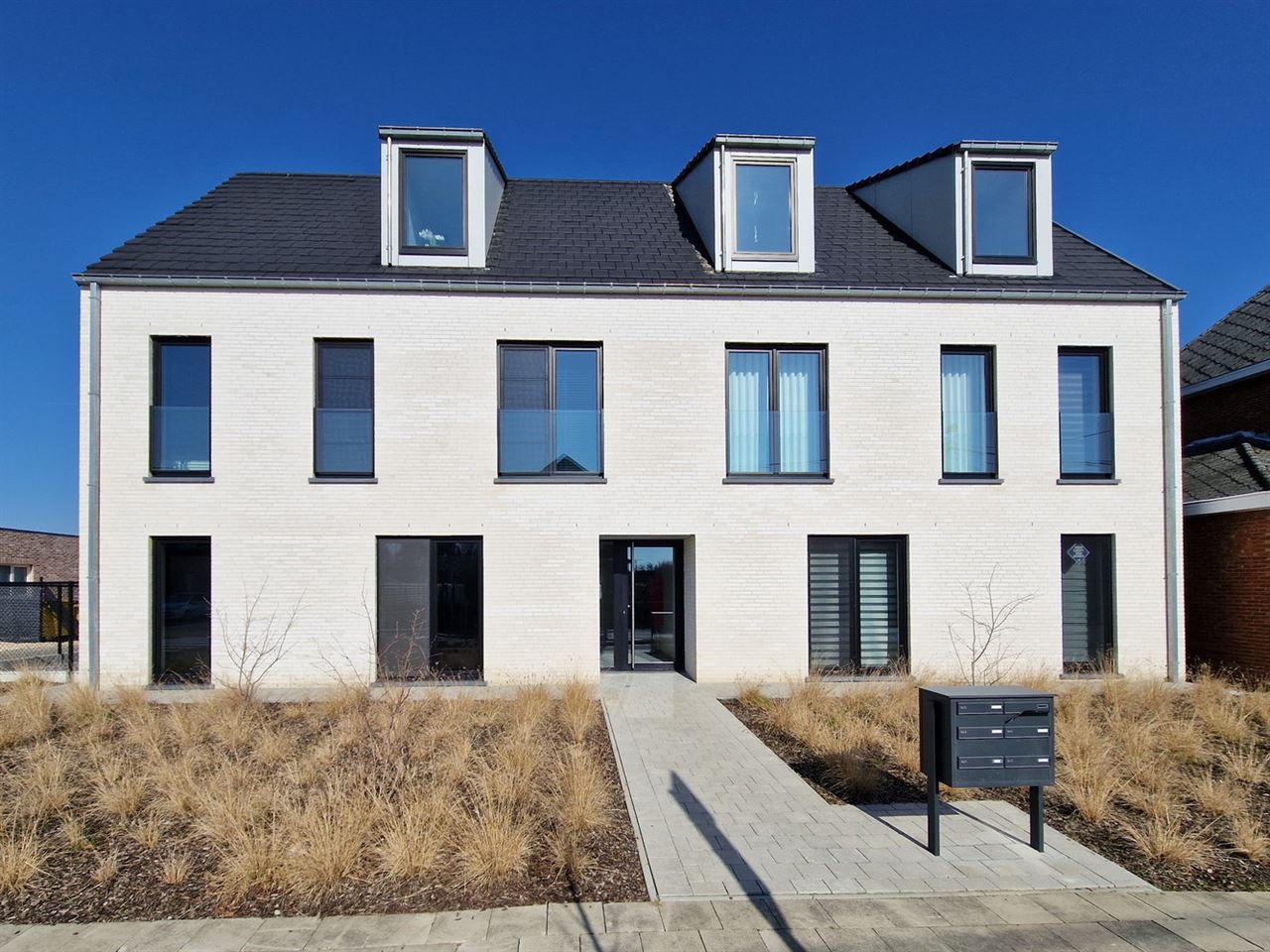 Nieuwbouw gelijkvloers appartement, 2 slpk, terras + tuin, garagebox + staanplaats.