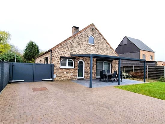 Laagbouw woning met zeer ruime zolder en garage bijgebouw van 65m²