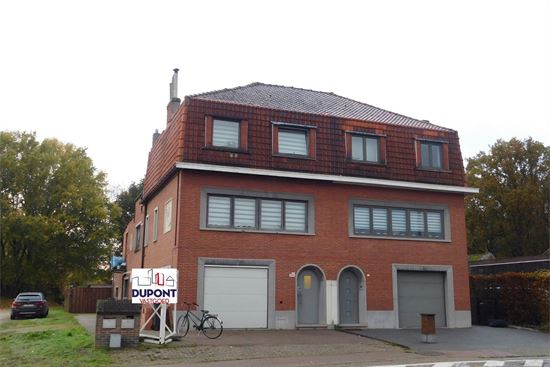 Opbrengsteigendom: 2 appartementen en 2 garages, goede verbinding.