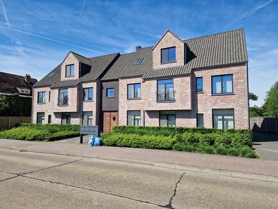 Prachtig gelijkvloers appartement, 2 slpk, ruim terras, met berging en carport