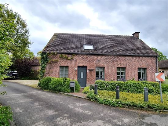 Prachtig gelegen charmante woning boordevol karakter, 4 slks en zeer mooi aangeplante tuin