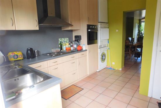 Betaalbare woning, 3 slks en diepe tuin. Garagebox en staanplaatsen achteraan woning.