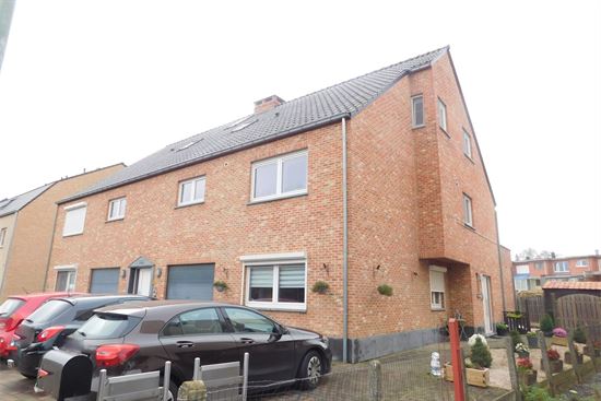 Zonnig gelijkvloers app, 2 slks, tuin, inpandige garage en staanplaats