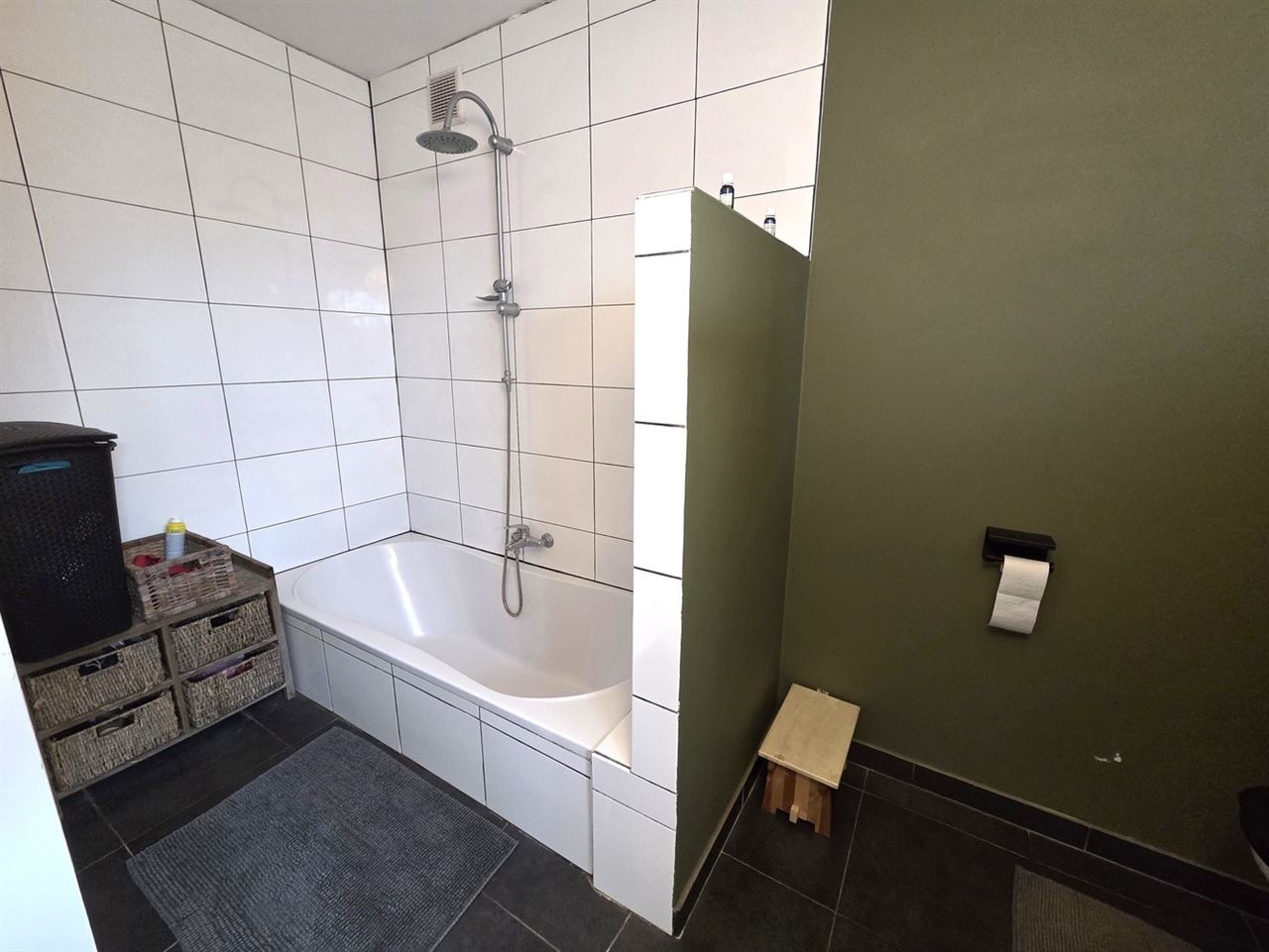 Zeer ruime woning, 4 tot 5 slaapkamers, 2 badkamers, volledig vernieuwd met ruim bijgebouw