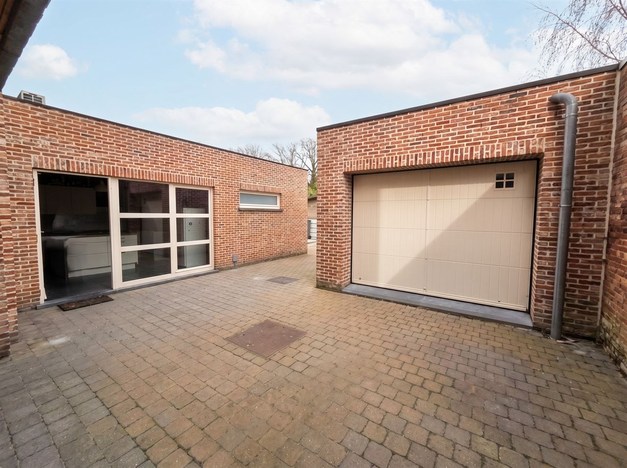 Zeer ruime woning, 4 tot 5 slaapkamers, 2 badkamers, volledig vernieuwd met ruim bijgebouw