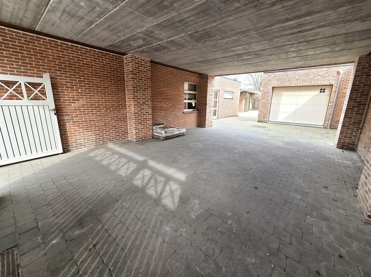 Zeer ruime woning, 4 tot 5 slaapkamers, 2 badkamers, volledig vernieuwd met ruim bijgebouw