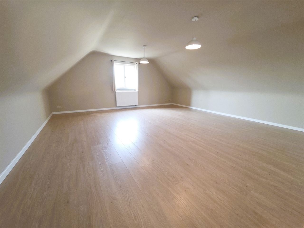 Prachtige villa woning, 5 slaapkamers, 2 badkamers in een zeer rustige straat gelegen