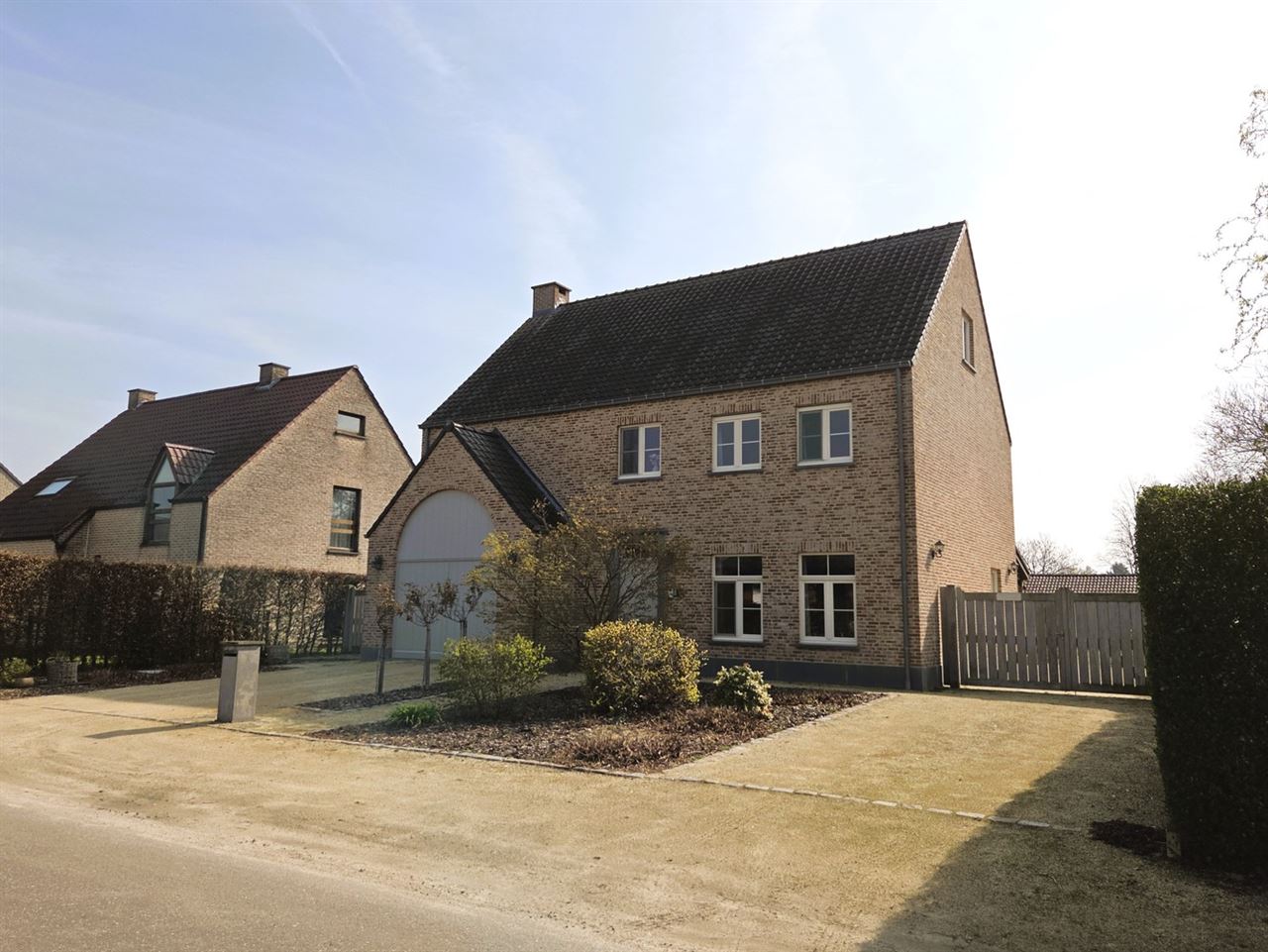 Prachtige villa woning, 5 slaapkamers, 2 badkamers in een zeer rustige straat gelegen