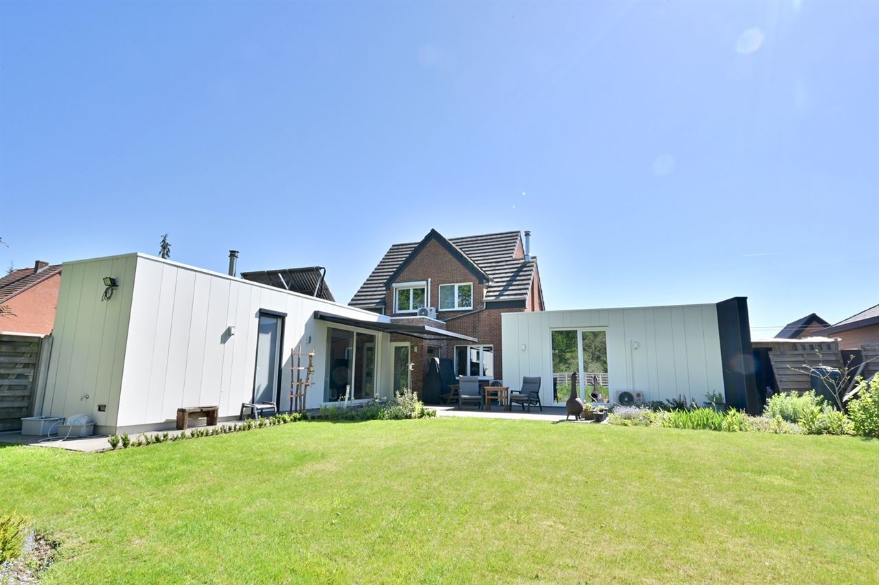 Instapklare open bebouwing met praktijkmogelijkheid, 3 à 4 slaapkamers en zonnige tuin