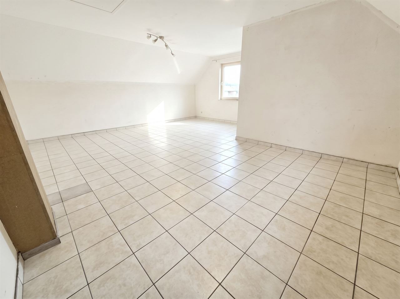 Zeer ruime gezinswoning te centrum Heist, 4 tot 5 slaapkamers met dubbele garage.