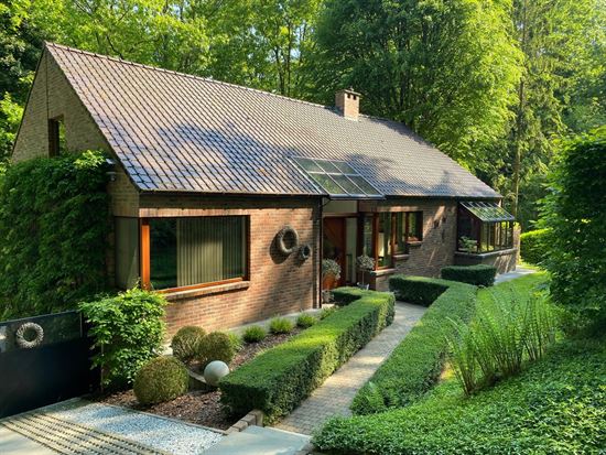 Villa gelegen in een prachtig bebost kader, zeer rustig gelegen, 3 tot 5 slaapkamers, zeer grote kelder