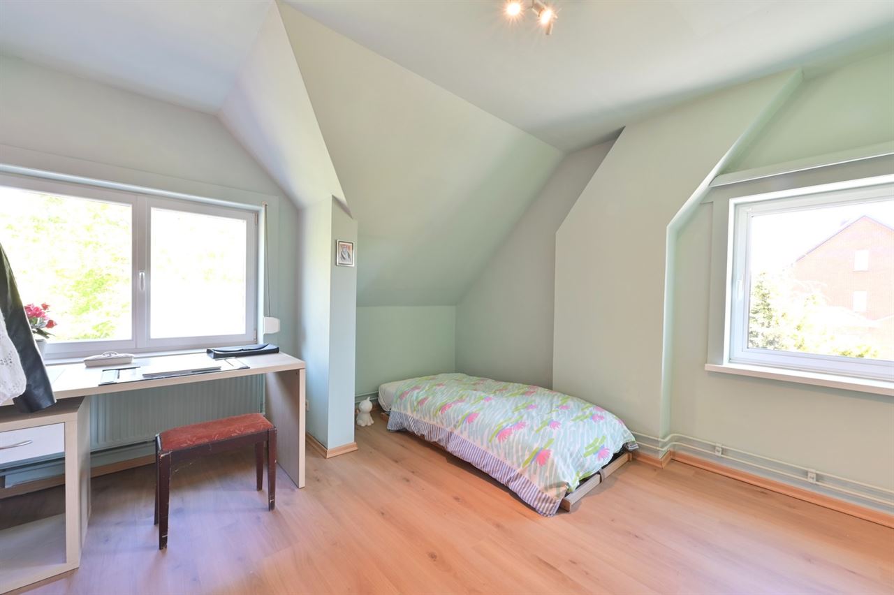 Instapklare open bebouwing met praktijkmogelijkheid, 3 à 4 slaapkamers en zonnige tuin