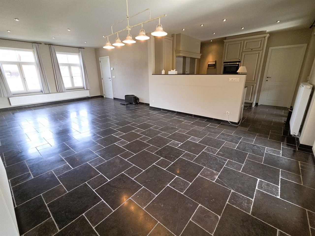 Prachtige villa woning, 5 slaapkamers, 2 badkamers in een zeer rustige straat gelegen
