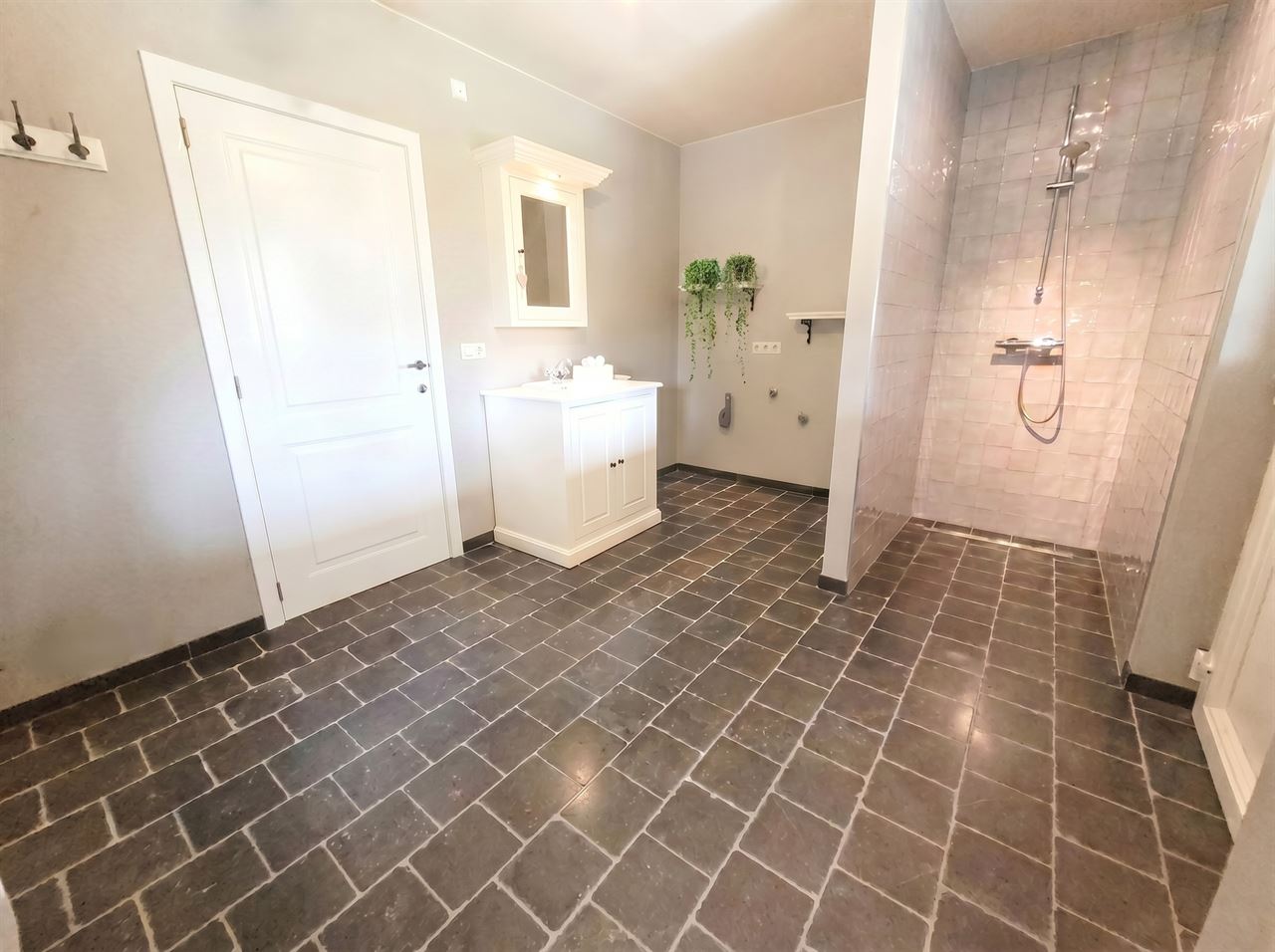 Prachtige villa woning, 5 slpk, 2 badk in een zeer rustige straat gelegen