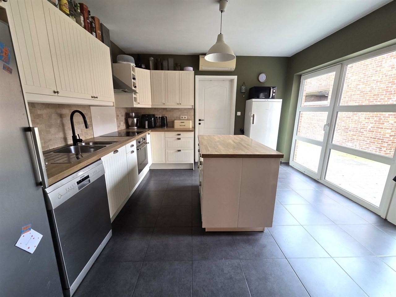 Zeer ruime woning, 4 tot 5 slaapkamers, 2 badkamers, volledig vernieuwd met ruim bijgebouw