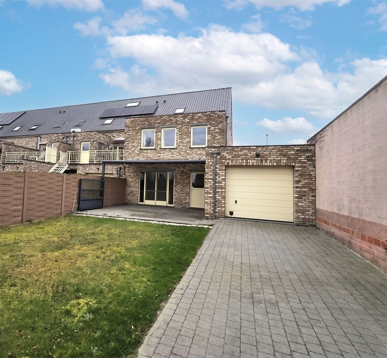 Zeer ruime gezinswoning te centrum Heist, 4 tot 5 slaapkamers met dubbele garage.