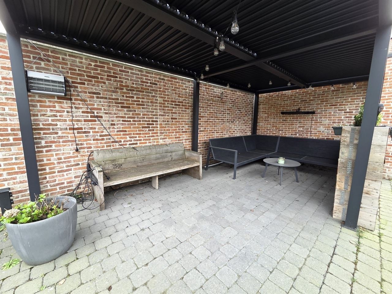 Zeer ruime woning, 4 tot 5 slaapkamers, 2 badkamers, volledig vernieuwd met ruim bijgebouw