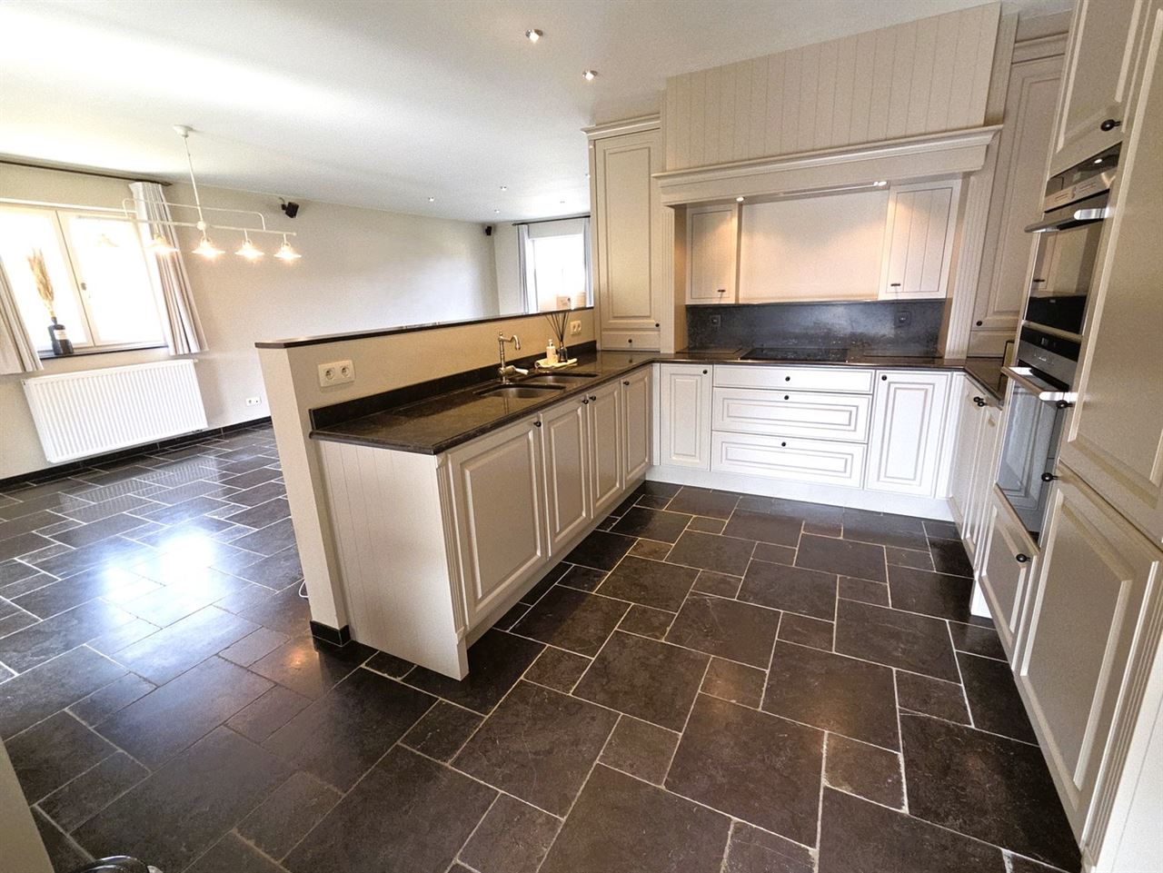 Prachtige villa woning, 5 slaapkamers, 2 badkamers in een zeer rustige straat gelegen