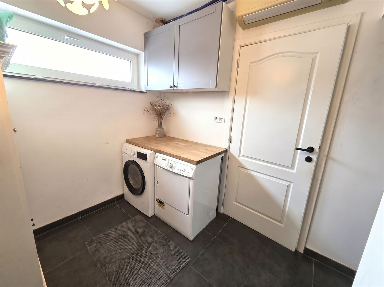 Zeer ruime woning, 4 tot 5 slaapkamers, 2 badkamers, volledig vernieuwd met ruim bijgebouw