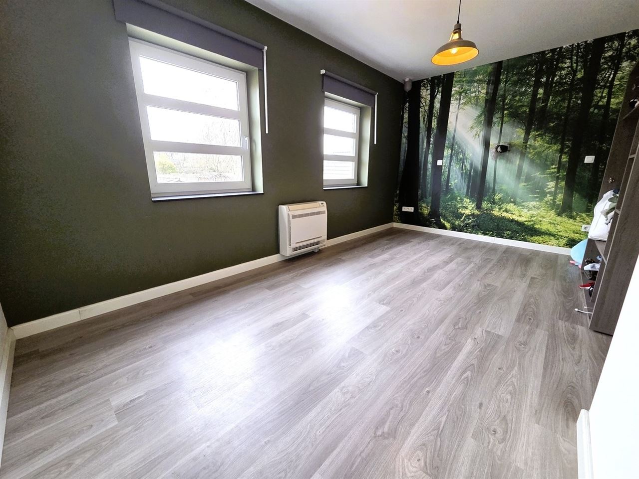 Zeer ruime woning, 4 tot 5 slaapkamers, 2 badkamers, volledig vernieuwd met ruim bijgebouw