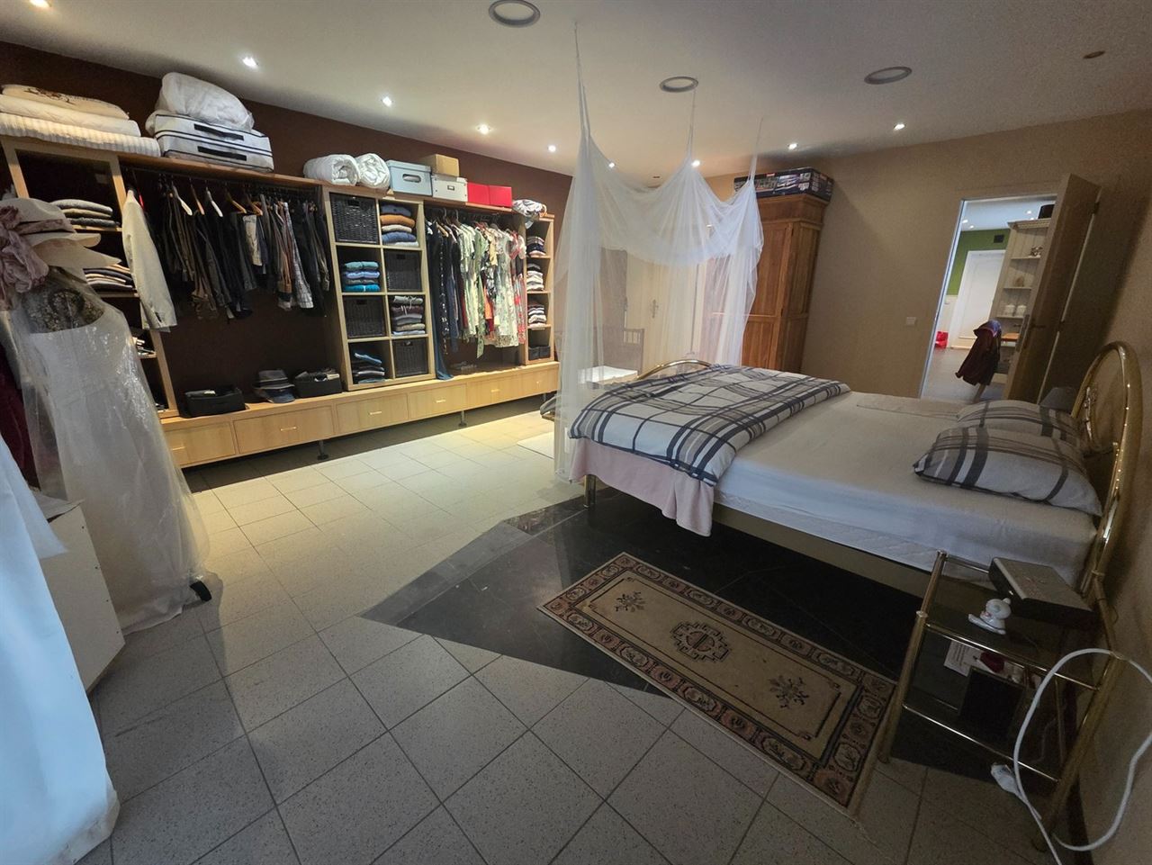 Woonhuis met aangebouwd werkatelier of polyvalante ruimte en garage aanbouwen