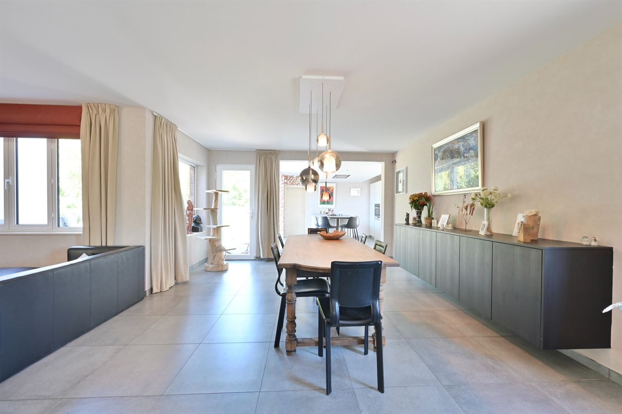 Instapklare open bebouwing met praktijkmogelijkheid, 3 à 4 slaapkamers en zonnige tuin