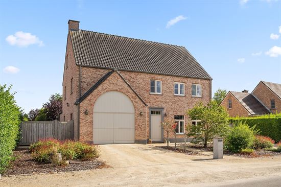 Prachtige villa woning, 5 slpk, 2 badk in een zeer rustige straat gelegen