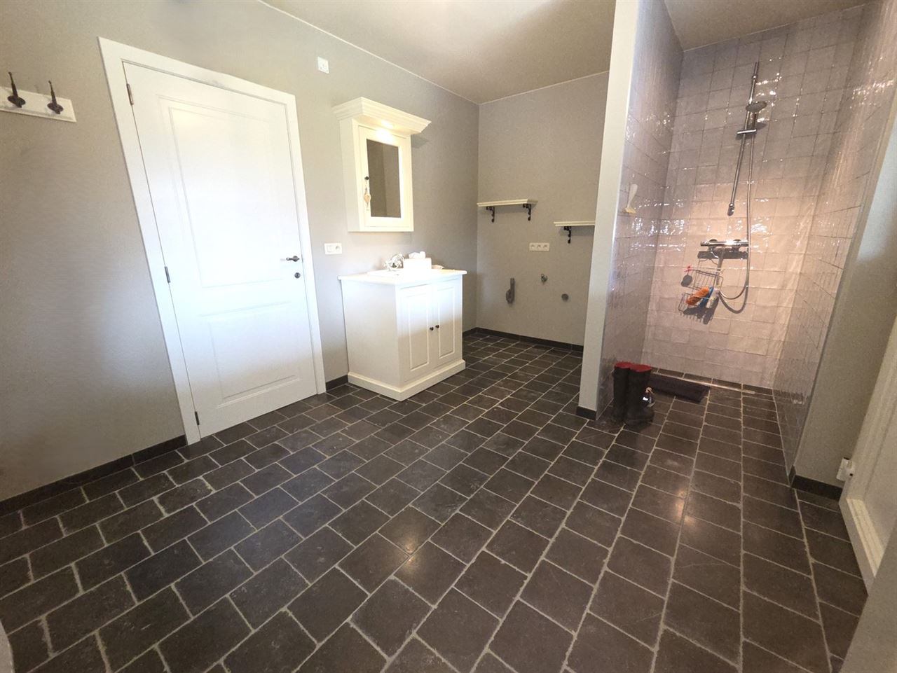 Prachtige villa woning, 5 slaapkamers, 2 badkamers in een zeer rustige straat gelegen