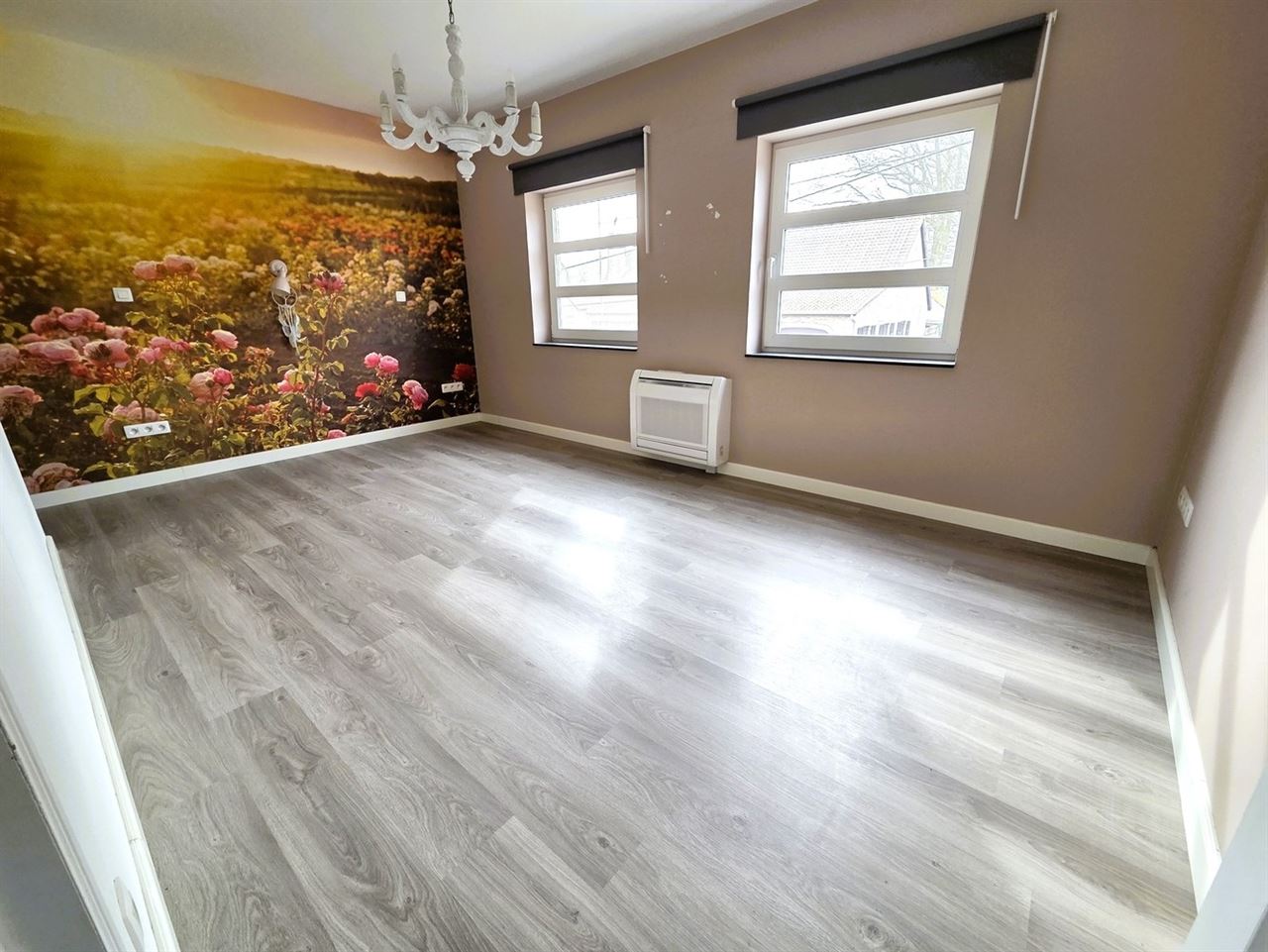 Zeer ruime woning, 4 tot 5 slaapkamers, 2 badkamers, volledig vernieuwd met ruim bijgebouw