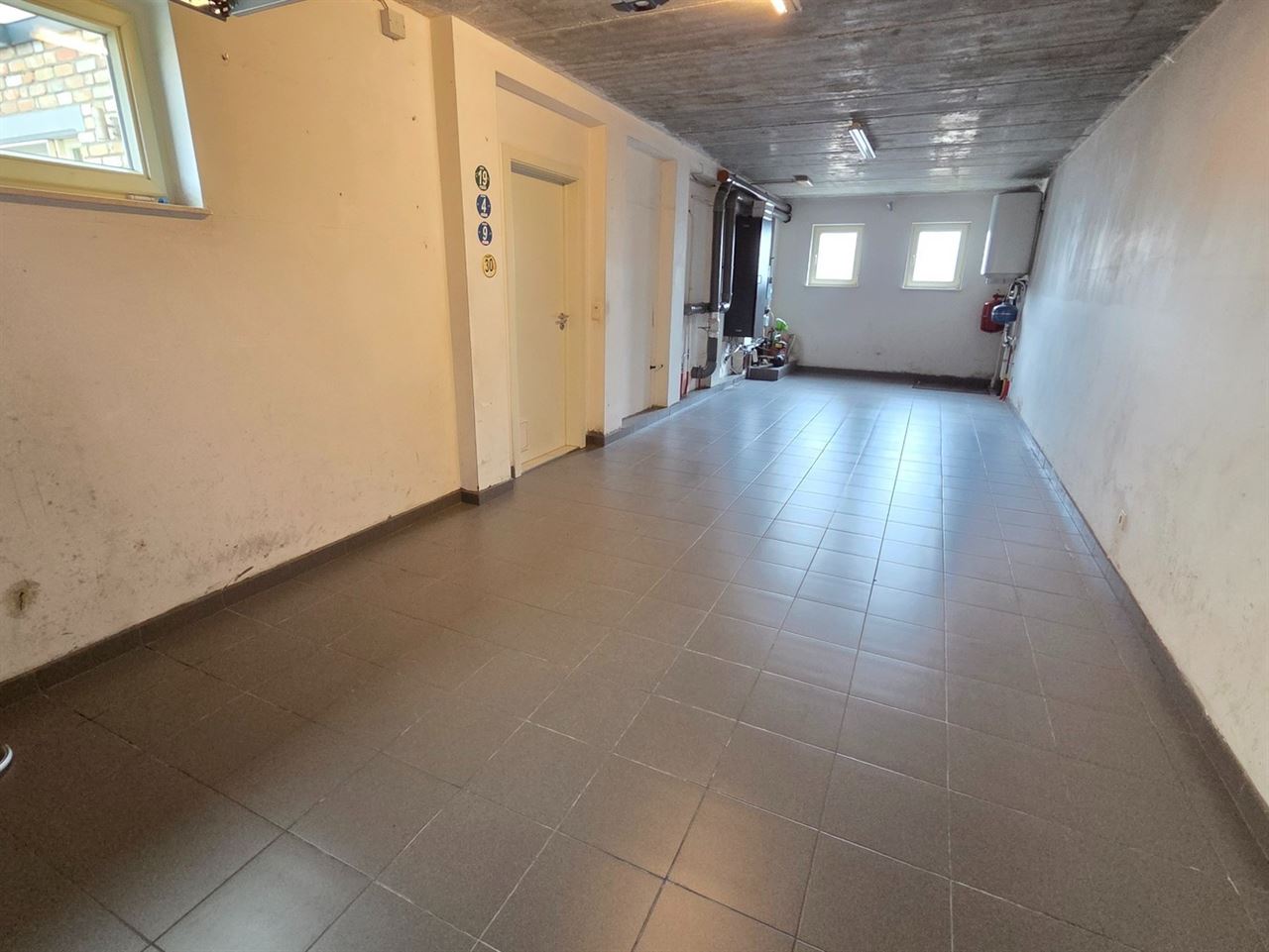 Zeer ruime gezinswoning te centrum Heist, 4 tot 5 slaapkamers met dubbele garage.