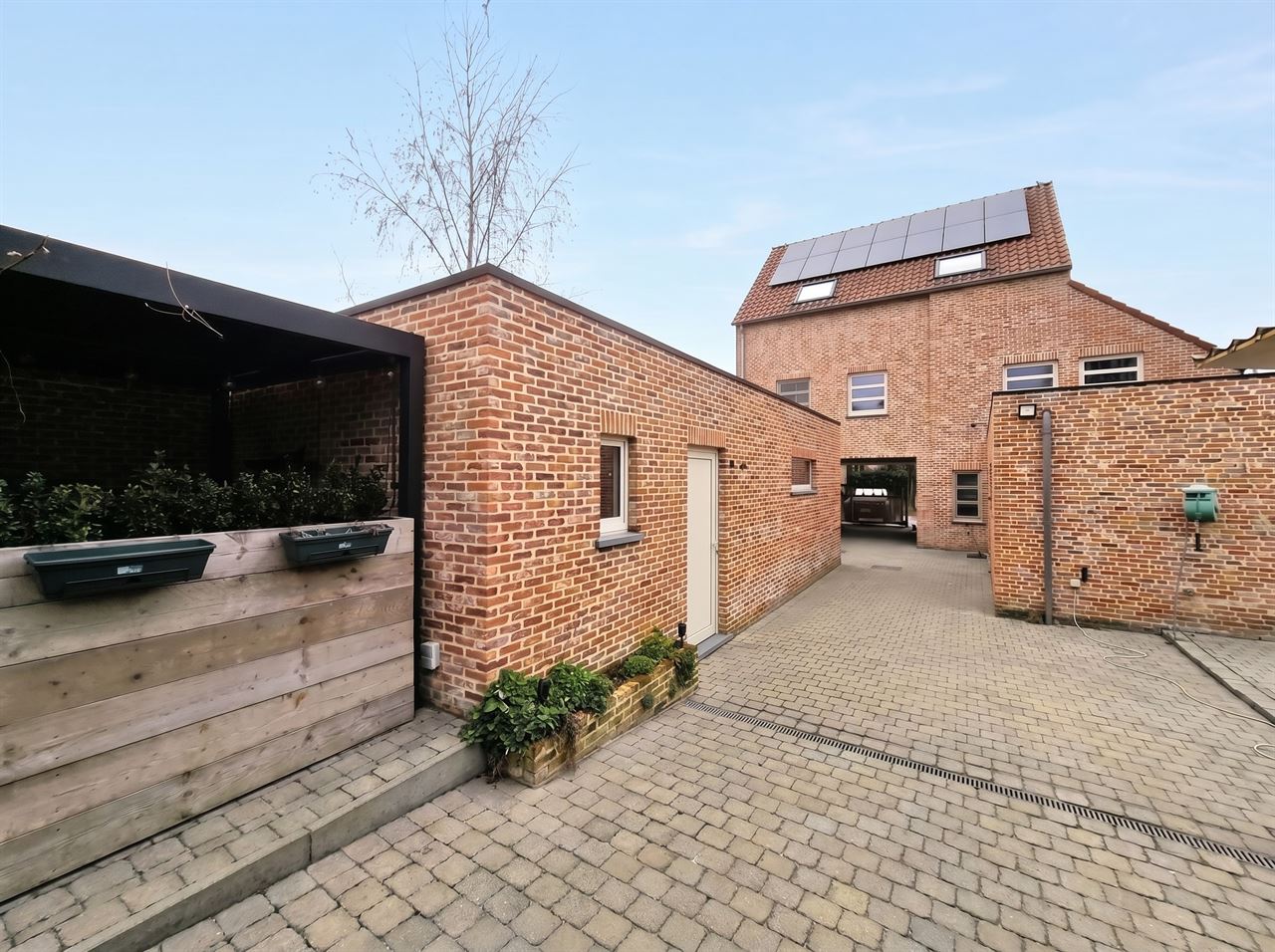 Zeer ruime woning, 4 tot 5 slaapkamers, 2 badkamers, volledig vernieuwd met ruim bijgebouw