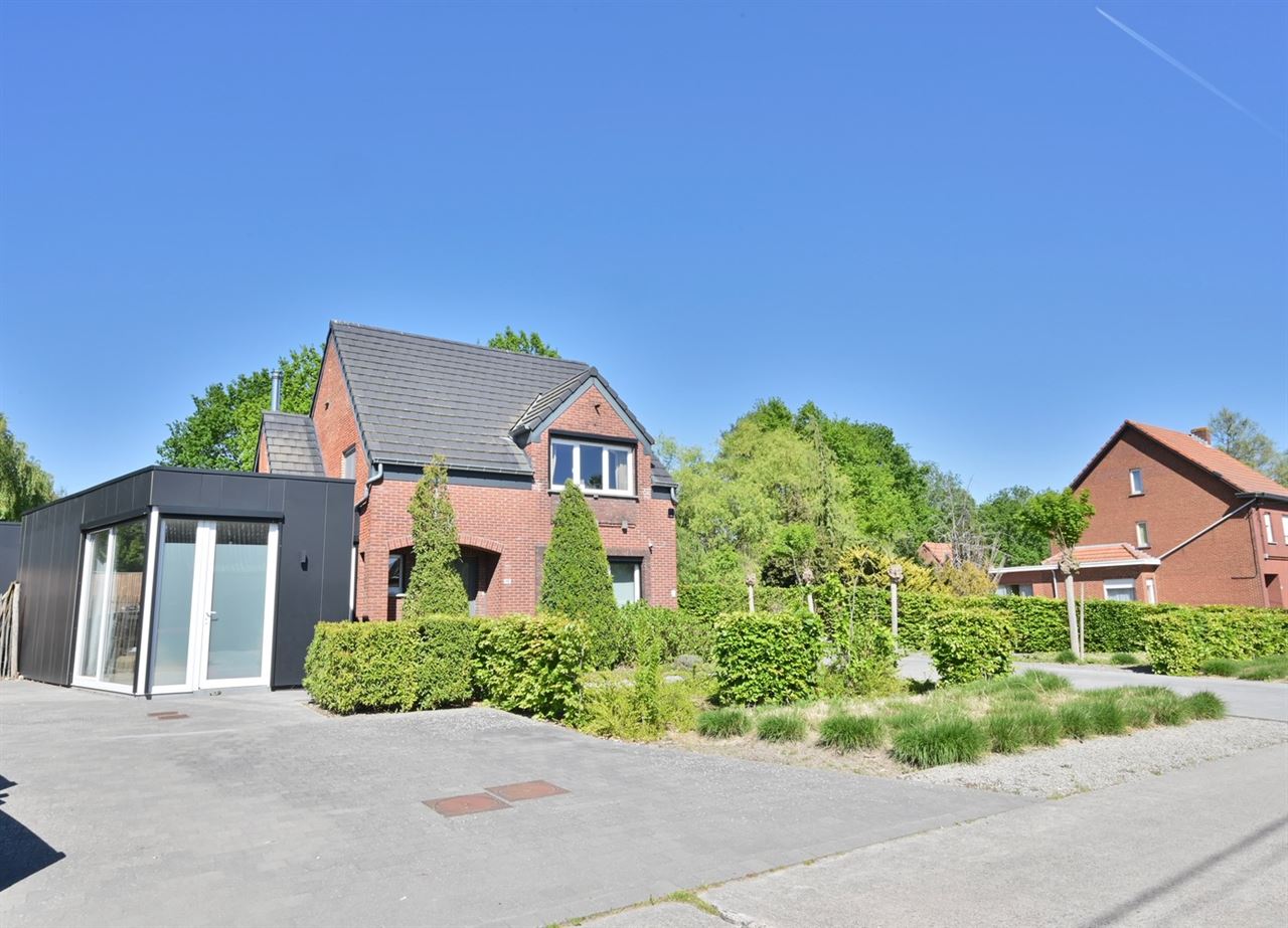 Instapklare open bebouwing met praktijkmogelijkheid, 3 à 4 slaapkamers en zonnige tuin