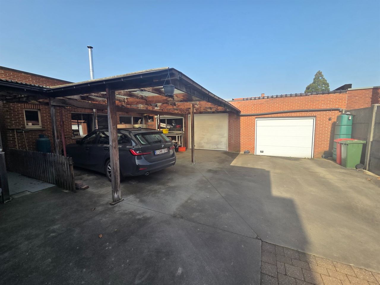 Woonhuis met aangebouwd werkatelier of polyvalante ruimte en garage aanbouwen