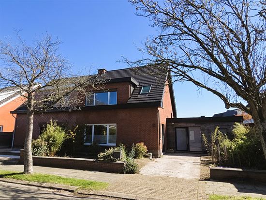 Zeer rustig gelegen woning in Mariaburg, gerenoveerd en voorzien van 3 slaapkamers en ruime garage aanbouw