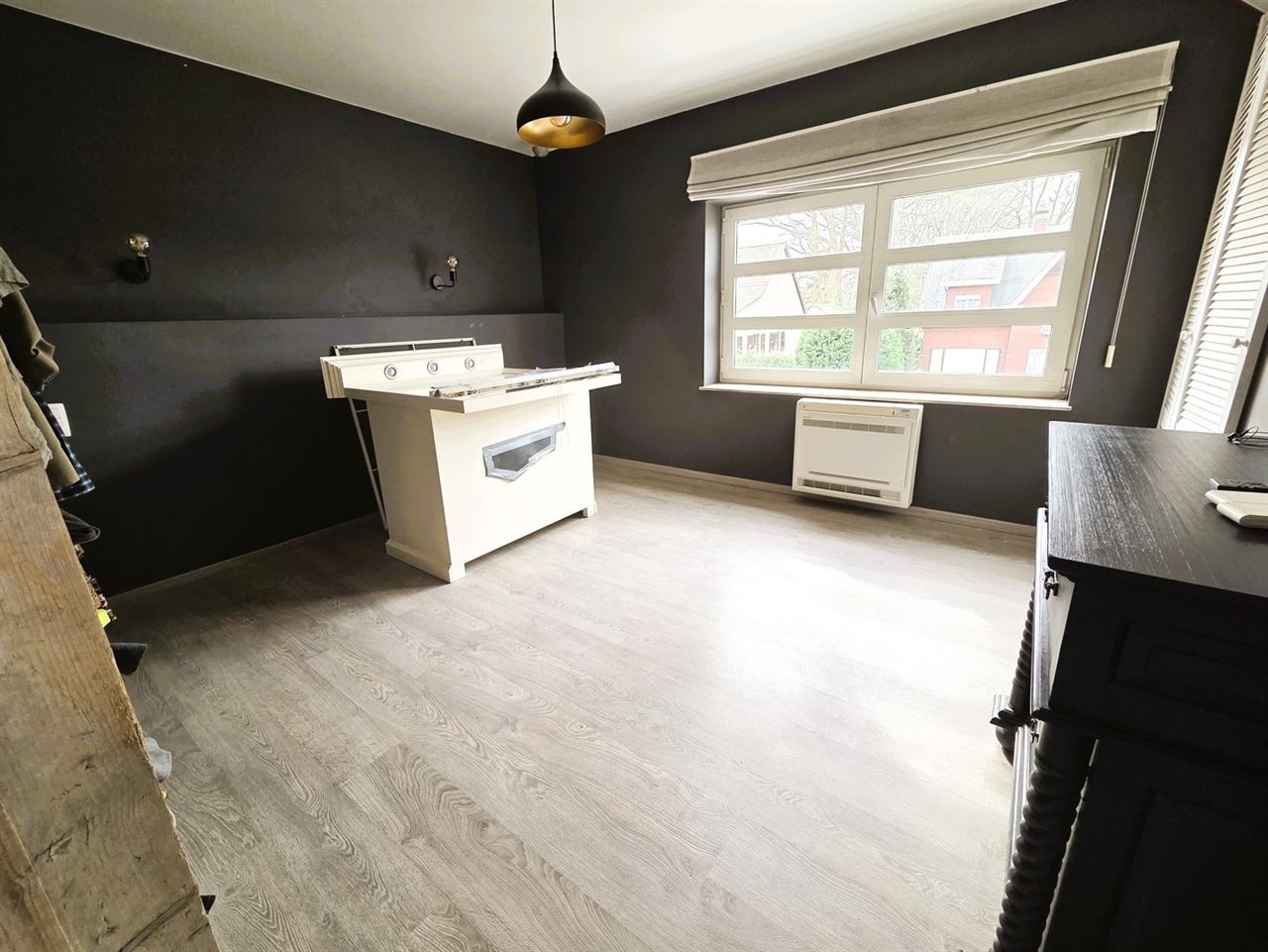 Zeer ruime woning, 4 tot 5 slaapkamers, 2 badkamers, volledig vernieuwd met ruim bijgebouw