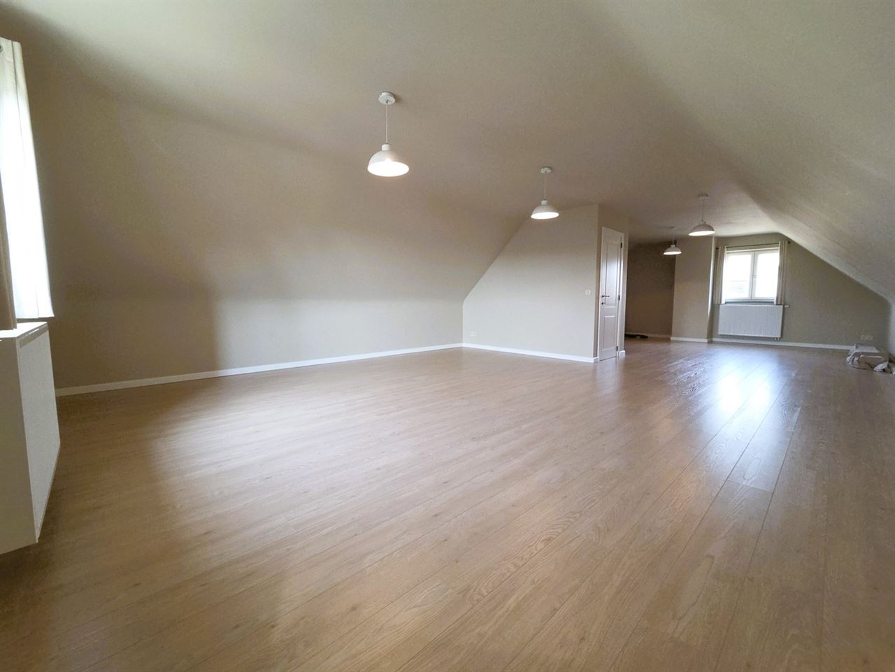 Prachtige villa woning, 5 slaapkamers, 2 badkamers in een zeer rustige straat gelegen