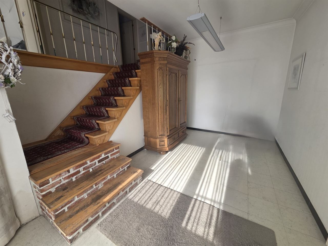 Woonhuis met aangebouwd werkatelier of polyvalante ruimte en garage aanbouwen